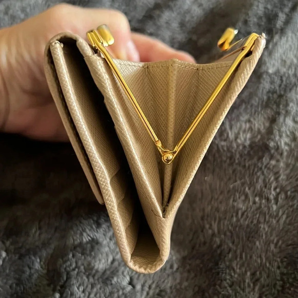 Prada Saffiano Leather kiss lock Wallet - Picture 4 of 7